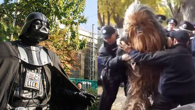 Chewbacca è stato arrestato in Ucraina: voleva votare per Darth Vader alle elezioni L'arresto di Chewbacca in Ucraina
