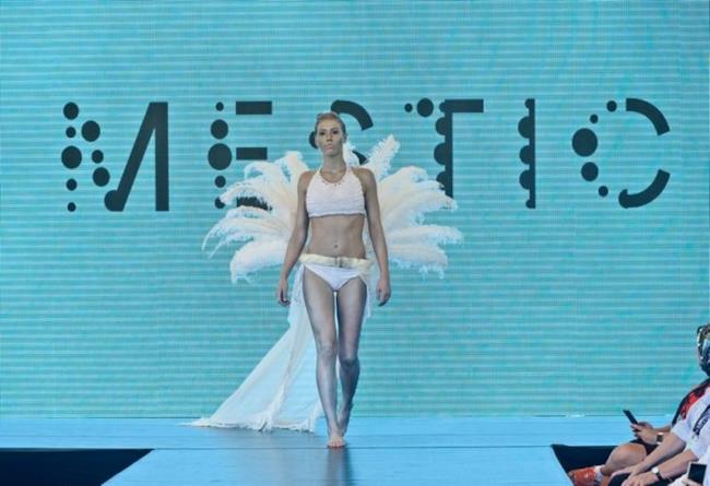 Artista tedesca ricava fibre dal letame di mucca per realizzare abiti di alta moda eco-friendly Un fotomodella indossa vestiti ricavati dal letame di mucca