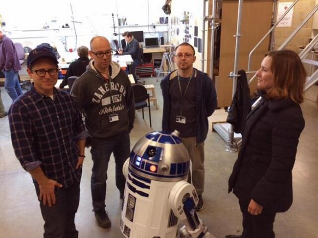 Foto del regista J.J Abrams con R2-D2 a Londra