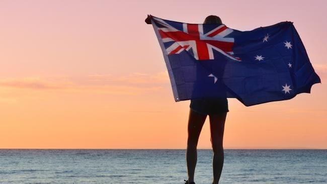 Una donna con la bandiera dell'Australia La foto di una donna coperta dalla bandiera dello stato