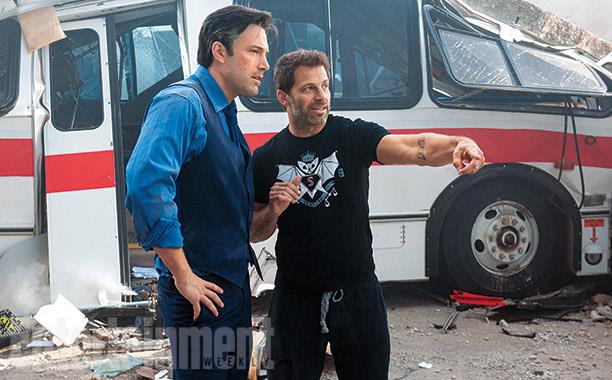 Zack Snyder dà istruzioni a Ben Affleck in Batman v Superman