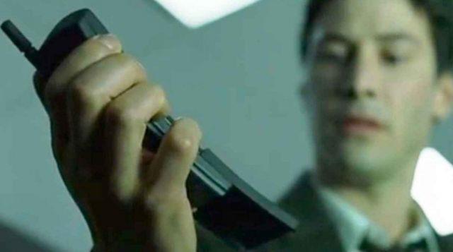 Nokia rilancia sul mercato il cellulare usato da Neo in Matrix Neo mentre utilizza il Nokia 8110 nel primo capitolo di Matrix