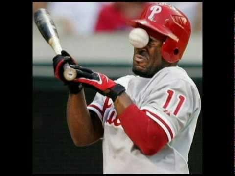 giocatore di baseball si prende una pallina in faccia