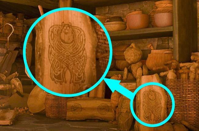 L'intaglio raffigurante Sulley di Monsters & CO. nella casa della strega di Brave