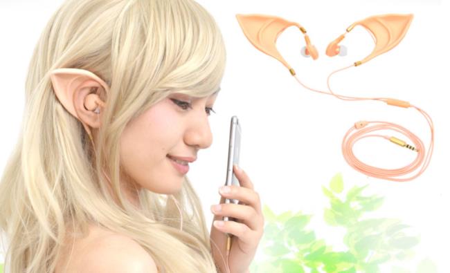 Gli auricolari da elfo buoni per il cosplay Una bella ragazza indossa gli auricolari elfici
