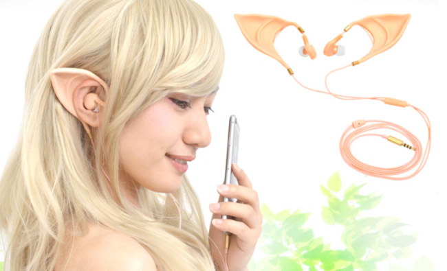 Gli auricolari da elfo buoni per il cosplay Una bella ragazza indossa gli auricolari elfici