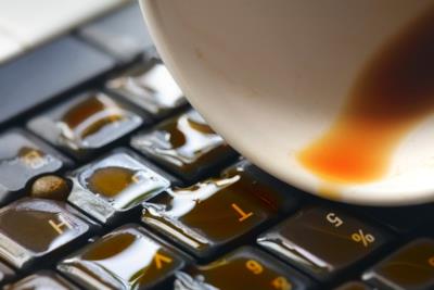 Del caffè rovesciato su una tastiera