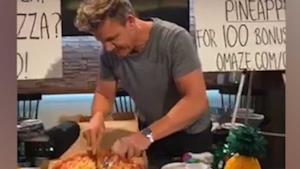 Gordon Ramsay taglia la pizza all'ananas