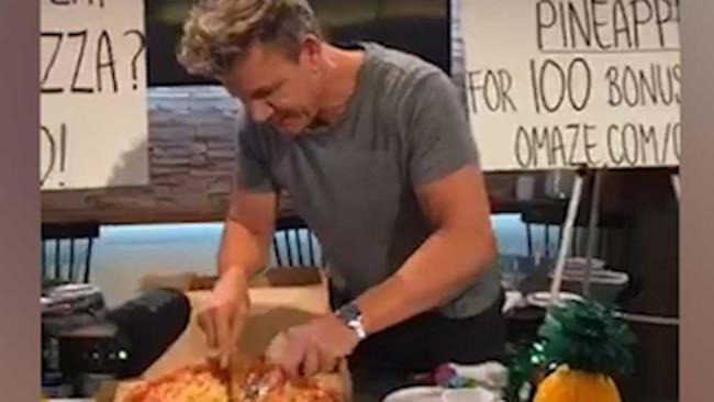 Gordon Ramsay mangia per scommessa una pizza all'ananas Gordon Ramsay taglia la pizza all'ananas