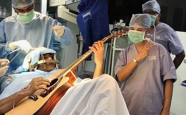 Musicista suona la chitarra mentre viene operato al cervello Il musicista si esibisce durante l'intervento