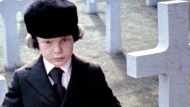 La serie TV Damien farà da sequel a The Omen (Il Presagio) Damien in una scena di The Omen del 1976