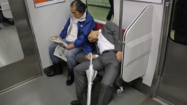Drunk mode sarà attivabile nella app delle ferrovie giapponesi Un giapponese ubriaco in treno