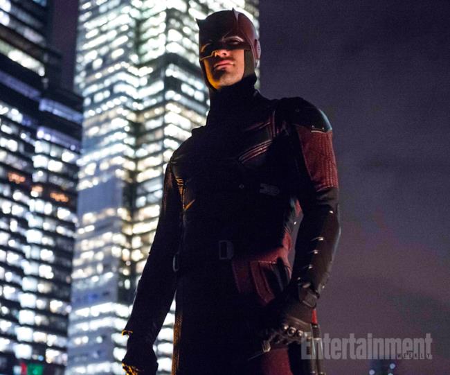 Daredevil nel costume classico rosso nella serie TV