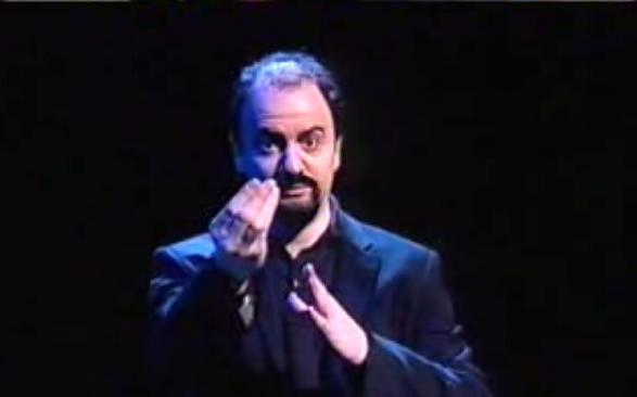 Foto di Lucarelli interpretato da Fabio de Luigi