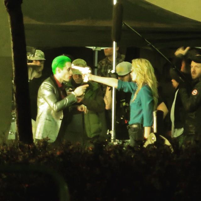 Harley Quinn punta una pistola alla testa di Joker in Suicide Squad