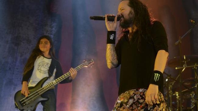 Tye Trujillo Korn Tye sul palco coi Korn