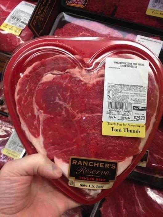 Una fetta di carne a forma di cuore per San Valentino