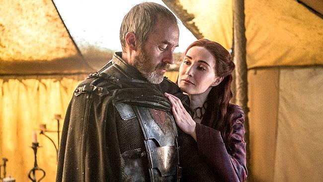 George R. R. Martin parla del fato di Stannis nei libri di Game of Thrones Stannis e Melisandre in una scena di Game of Thrones