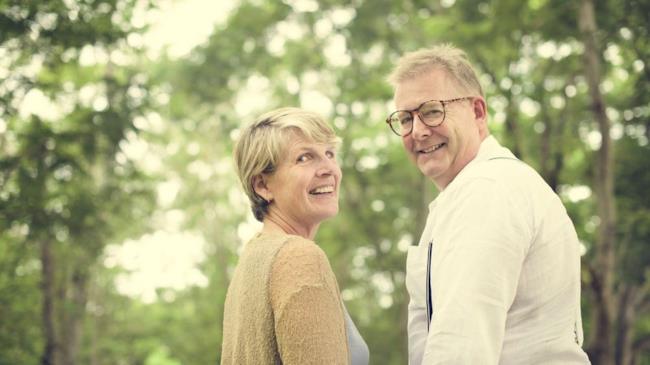 safe sex guide Due over 65 in posa, sorridenti.