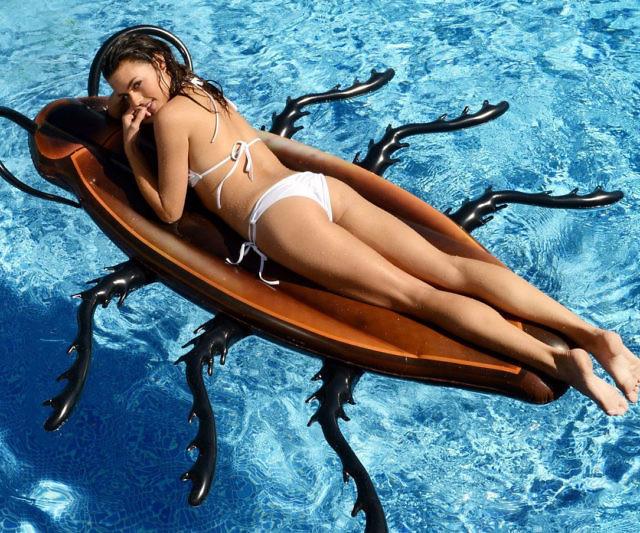 Una ragazza prende il sole sul materassino scarafaggio.