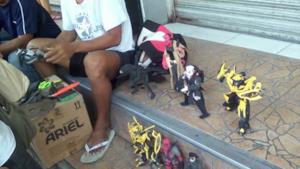 L'artista filippino ha trasformato delle infradito in action figures