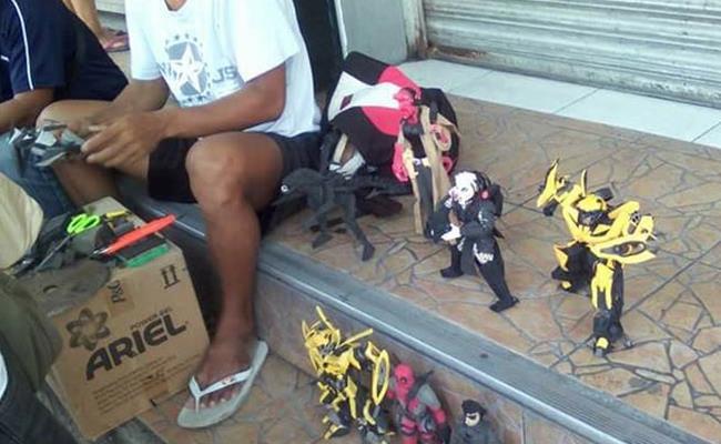 L'artista filippino ha trasformato delle infradito in action figures