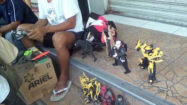 Le ciabatte usate sono diventate action figures fantastiche L'artista filippino ha trasformato delle infradito in action figures