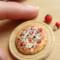 Una pizza con pomodori, funghi, olive e peperoni