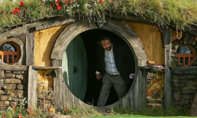 Peter Jackson esce dalla casa di Bilbo