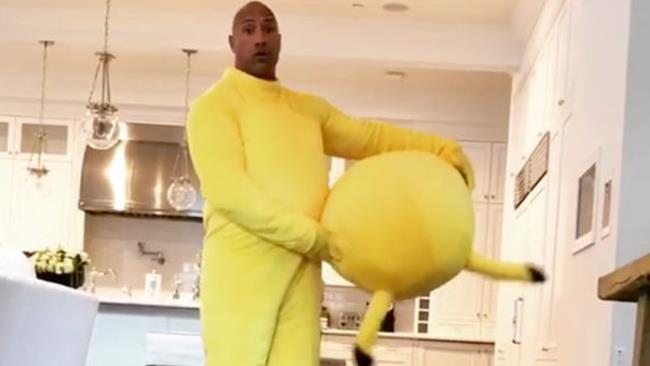 The Rock: si traveste da Pikachu per divertire la figlia The Rock vestito da Pikachu