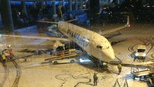 I dipendenti di Ryanair disegnano un pene gigante nella neve all'aeroporto di Dublino La foto del pene gigante disegnato all'aeroporto di Dublino