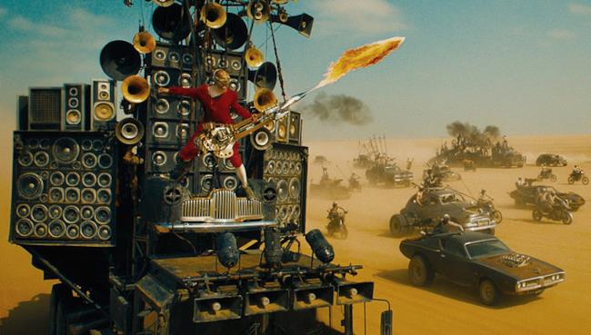 Il Doof Warrior tornerà nel prossimo Mad Max Il Doof Warrior e la sua chitarra fiammeggiante, da Mad Max: Fury Road