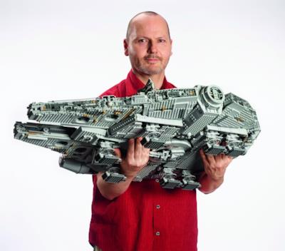 Il Millennium Falcon portato da un uomo