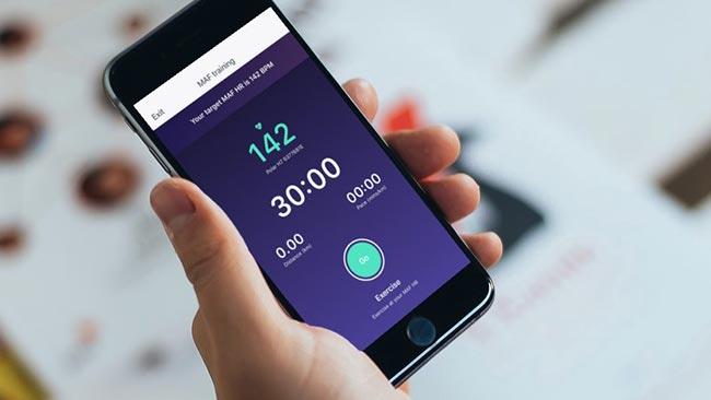 Un cellulare con l'applicazione per fitness La foto di uno smartphone con la schermata di un'applicazione