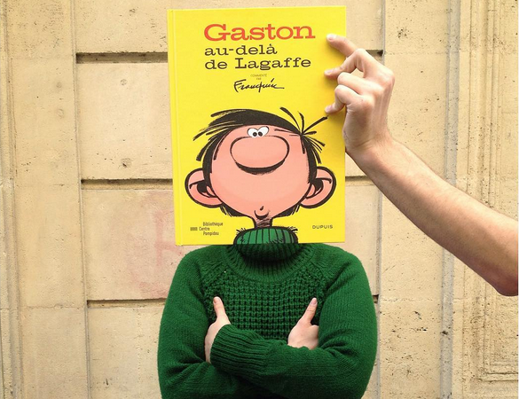 I librai di Mollat si fotografano con i libri che vendono e che amano Gaston nella libreria Mollat a Bordeaux