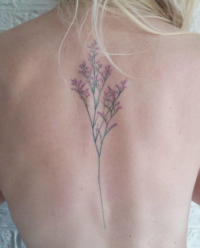 Un fiorre tatuato sulla schiena - Tatuaggi per la spina dorsale, i più belli per la tua schiena
