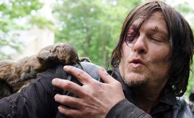 L'ultima puntata della stagione 5 di The Walking Dead sarà più lunga Daryl Dixon e uno scoiattolo