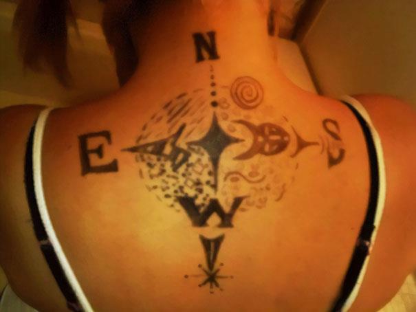 Una rosa dei venti tatuata molto male - I peggiori tatuaggi mai realizzati