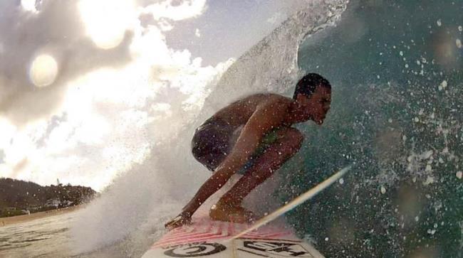 Derek Rabelo il surfista cieco diventa un professionista Derek Rabelo, surfista cieco solca le onde e diventa professionista