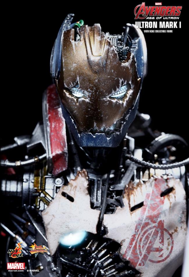 Ultron Mark I di Hot Toys visto da vicino