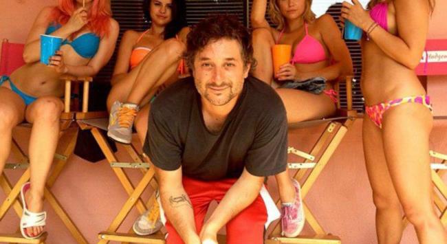 The Beach Bum, il film che ti fa sentire l’odore di droga in sala Il regista circondato da belle donne