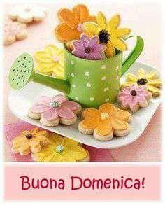 Un innaffiatoio con dei fiori