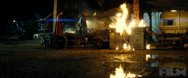 Batman v Superman: i due eroi a confronto in un'immagine ufficiale