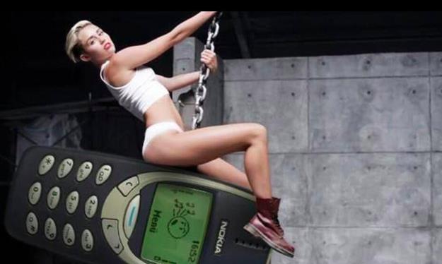 Miley Cirus a cavallo di un nokia 3310