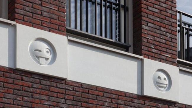 Palazzo delle Emoji in Olanda Due emoji sulla facciata