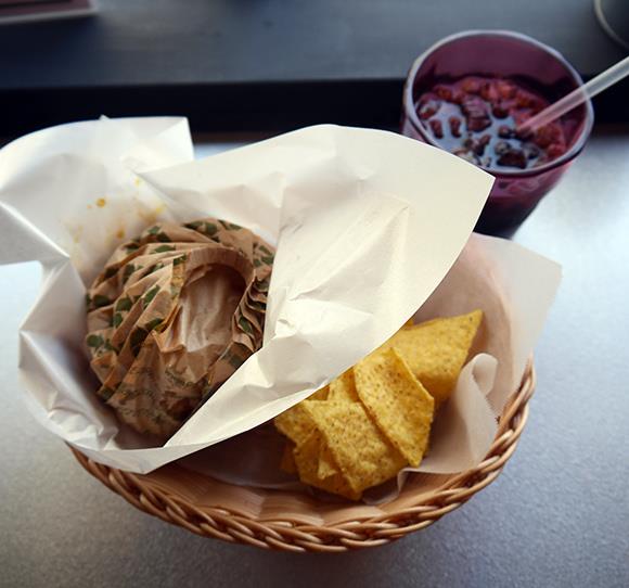 I Nachos che accompagnano l'Inside Out Burger