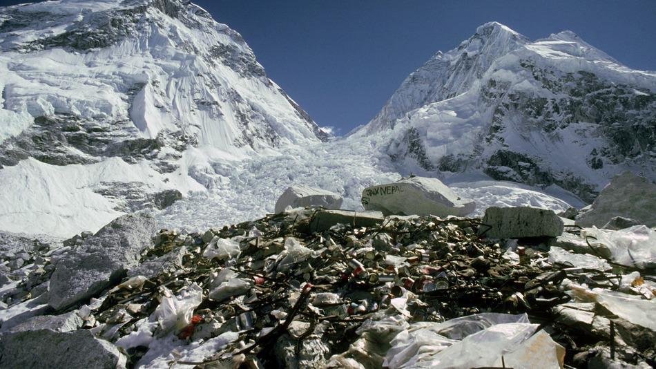 Una vista del Monte Everest con tanto di rifiuti