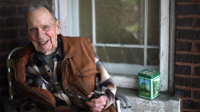 Novantottenne dona 2 milioni di dollari per creare un parco naturale Il sorriso di Russ Gremel, novantottenne milionario!