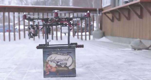 Il drone con il suo carico di birra Drone con agganciato un pacco di birre
