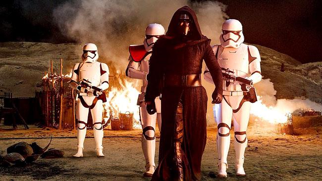 J. J. Abrams rivela particolari sulla natura di Kylo Ren in Episodio VII di Star Wars Kylo Ren con degli Stormtroopers